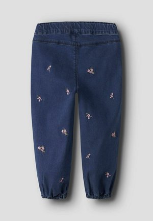 Pantalons navy blue à taille élastique avec des poignets froncés, ornés de broderies florales roses dispersées, fabriqués en matériau semblable au denim.