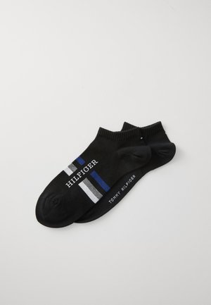 Melna kokvilnas potītes zeķes ar baltām, ziliem un pelēkiem svītrām. Ietver "HILFIGER" un "TOMMY HILFIGER" logo baltā krāsā.