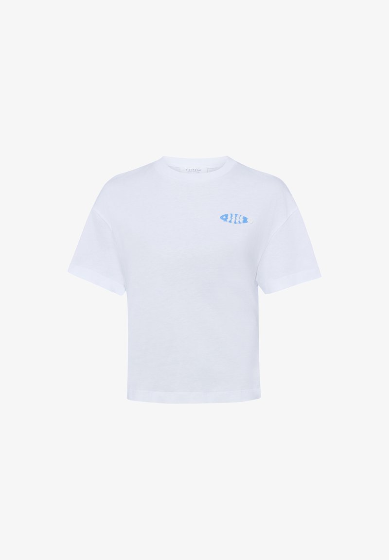Weißes kurzärmeliges, verkürztes T-Shirt mit kleinem blau-weiß gestreiftem Fischgrafik auf der oberen linken Brust.