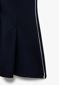 Navy blauwe skort van een katoenmengsel, met witte zijkleding, A-lijn ontwerp en een verborgen zak aan de linkerkant.