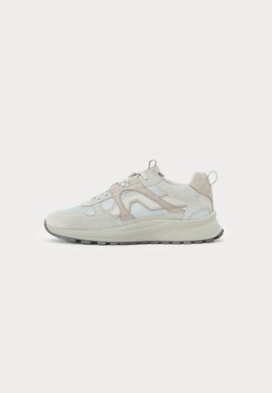 Baskets de sport gris et bleu clair en daim et mesh, avec une semelle texturée, des accents contrastants et une languette au talon.