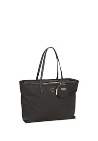Sac fourre-tout en nylon noir avec deux poignées, ferrures argentées et une petite pochette amovible. Présente une plaque logo sur le devant.