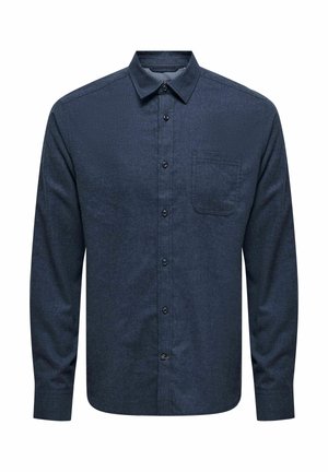 Chemise à manches longues bleu foncé avec un col à rabat et une poche poitrine. Présente une texture subtile et un bouton de fermeture à l'avant.