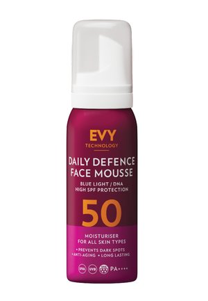 Paarse spuitfles met het label "Evy Daily Defence Face Mousse," met SPF 50, bescherming tegen blauw licht en hydraterende voordelen voor alle huidtypes.