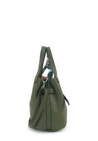 Groene leren handtas met een gestructureerd oppervlak, dubbele handvatten, een verstelbare schouderband en een interieur met een zichtbaar, patroonvoering aan de bovenkant.