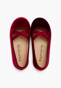 Ballerine in velluto rosso con fascette incrociate, punta tonda, bordi cuciti e sottopiede beige con logo "Pisamonas".
