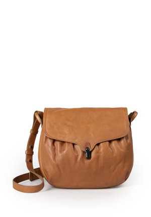 Borsa a tracolla in pelle marrone con forma arrotondata, chiusura a patta e dettagli arricciati; presenta una tracolla regolabile e accenti in metallo nero.