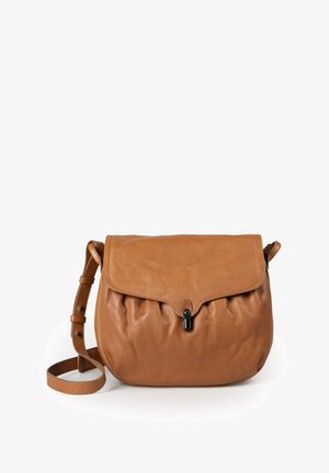 Borsa a tracolla in pelle marrone con forma arrotondata, chiusura a patta e dettagli arricciati; presenta una tracolla regolabile e accenti in metallo nero.