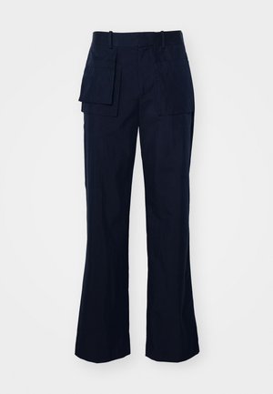 Marineblaue Cargo-Hosen mit geradem Bein. Sie verfügen über mehrere große Taschen, einen flachen Bund und einen glatten, strukturierten Stoff.