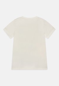 Kortermet t-skjorte i off-white, laget av myk stoff, med rund hals og enkel søm langs kantene. Ingen mønstre eller grafikk.