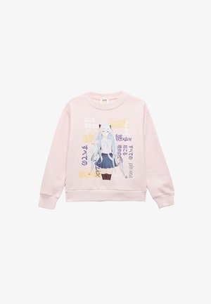 Lichtroze sweatshirt met een ronde hals, met een graphic van een personage met lang haar, dat een blauwe rok en kniehoge sokken draagt.
