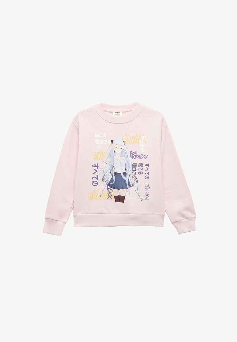 Jasnoróżowy sweter z okrągłym dekoltem, z grafikiem postaci o długich włosach, noszącej niebieską spódnicę i skarpetki do kolan.