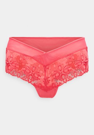 Rode kanten slip met bloemenborduursel en een V-vormige tailleband op een witte achtergrond.