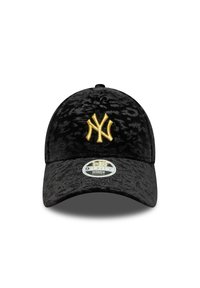 Căciulă de baseball din catifea neagră, cu logo-ul din New York brodat în aur, curea ajustabilă și o suprafață texturată cu modele subtile.