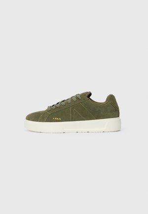 ESSENCE UNISEX - Treniņu apavi - olive