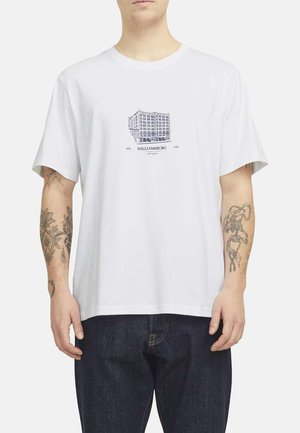 Camiseta de algodón blanca con un diseño gráfico azul de un edificio y el texto "WILLIAMSBURG", de mangas cortas y un corte relajado.