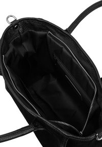 Czarna torebka na ramię z teksturowanej skóry oraz podszewką z materiału. Posiada wiele wewnętrznych kieszeni, w tym kieszeń na zamek.