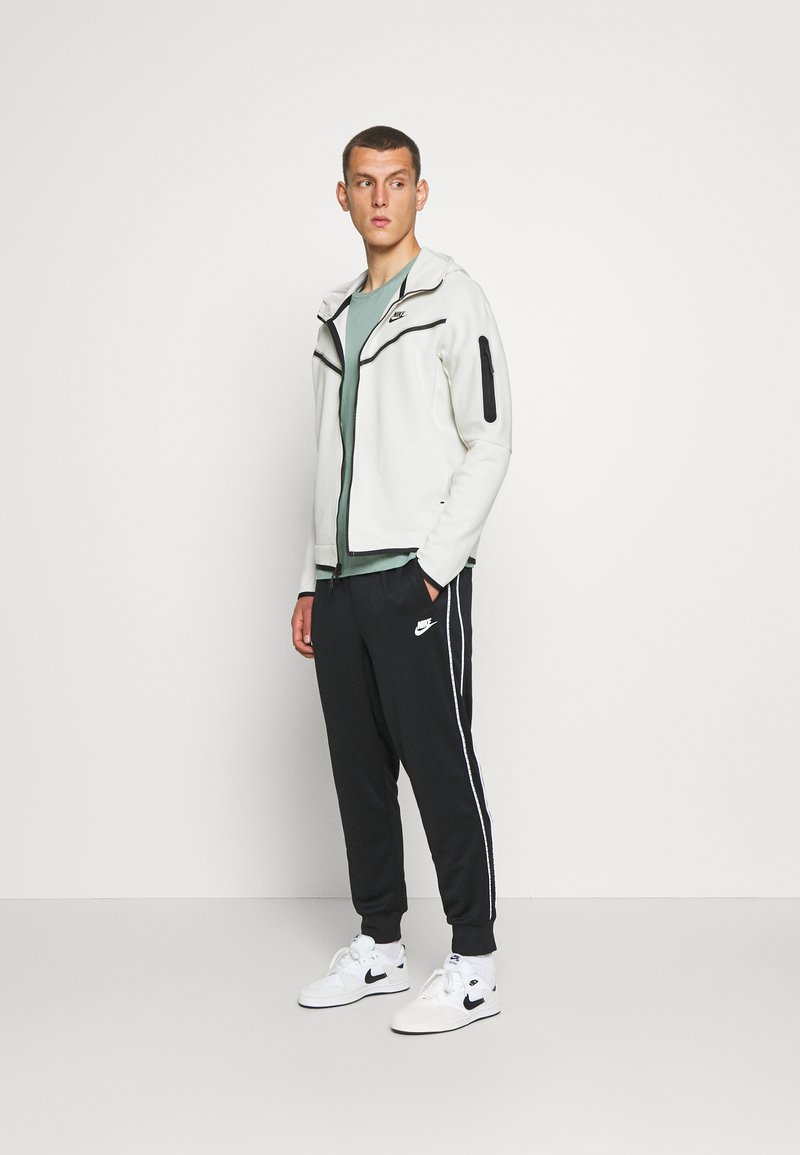 Nike Sportswear Repeat Pantalon De Survetement Black Noir Zalando Be Nike Sportswear Repeat Pantalon De Survetement Black Noir Zalando Be