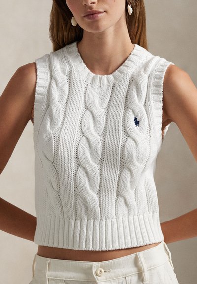 Balts bezroku adīts džemperis ar kabeļadījuma rakstu, ribots apkakles un apakšmalas apdare, ar mazu logotipu kreisajā krūtī. Divtoņu tekstūra.