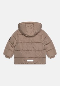 Veste rembourrée marron avec une capuche à cordon, présentant des poignets côtelés et un accent réfléchissant à l'arrière, mettant en valeur une texture matelassée.