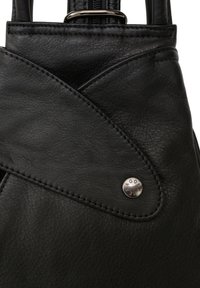 Borsa a mano in pelle nera con dettagli a punto croce, forma arrotondata e un accento metallico con logo incisa sul lato.