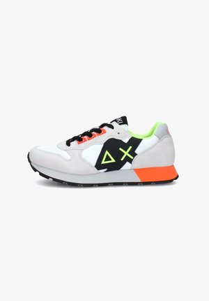 Hvid og grå sneaker med sorte og neon grønne accenter, orange hældetalje, sorte snørebånd og geometriske symboler på siden.