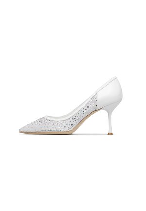 Scarpa con tacco a spillo bianco dalla punta appuntita con lato in rete coperto da strass scintillanti.