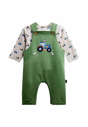 Groene baby romper met geborduurde blauwe tractor en eenden, gecombineerd met een beige longsleeve met blauw en geel tractorpatroon.