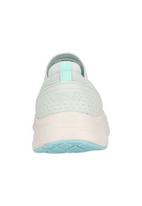 Vaaleansininen urheilukenkä, jossa on teksturoitu verkkopinta, korostettu kanta, logo takana ja pehmustettu valkoinen pohja sinisillä yksityiskohdilla.