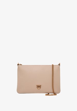 Béžové kožené psaníčko se zlatým řetízkovým páskem a malým zlatým znakem se dvěma ptáky nad kruhem uprostřed přední části.