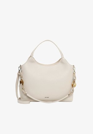 Kremo spalvos odinė rankinė su išlenktu dizainu, tekstūruotu paviršiumi, viršutine rankena ir nuimamu dirželiu, papuoštu dekoratyvine grandinėlės detale.