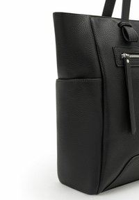 Borsa tote in pelle nera con una finitura testurizzata, dotata di una tasca laterale e dettagli in zip argentati, forma rettangolare e manici robusti.