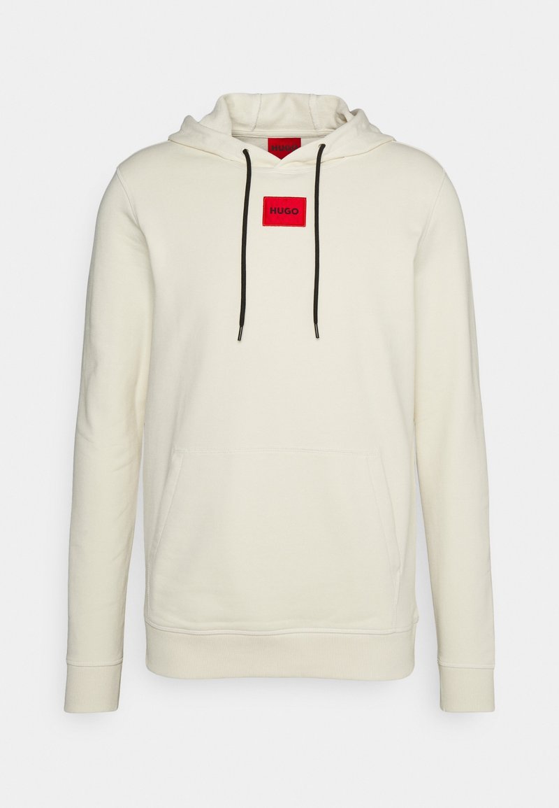 Sweat à capuche écru avec cordons noirs, poche kangourou à l'avant et écusson logo carré rouge marqué « HUGO » sur la poitrine.