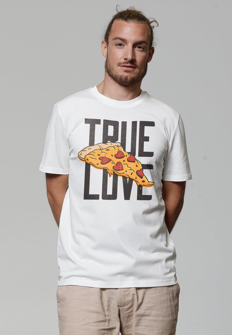 Weißes Baumwoll-T-Shirt mit einem großen, illustrierten Pizzastück, das Herzen zeigt, sowie dem Text "ECHTE LIEBE" in fetten schwarzen Buchstaben.