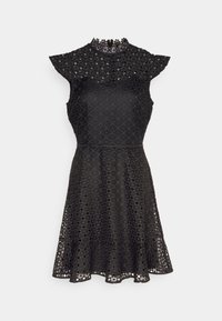 Svart klänning med korta volangärmar, hög hals och figursydd bodice. Tillverkad av strukturerat spets med en utsvängd kjol och intrikata mönster.