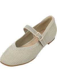 Zapato Mary Jane beige con parte superior de punto texturizado, puntera redondeada y correa en el tobillo con hebilla metálica. Suela plana y diseño sutil en forma de V.