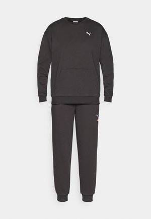 Tumehall hallatuuriga dressipluus ja sobivad dressipüksid pehmest kangast. Varustatud kängurutasku, soonikutega mansettide ning väikese rinnal oleva logoga.