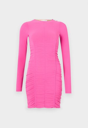 Sovitettu pitkähihaista mekkoa kirkkaassa vaaleanpunaisessa. Sisältää rypytettyä pintaa, pyöreän kaula-aukon ja sivu yksityiskohtia, joissa on pieni metallinen korostus.