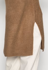 Vero Moda Stickad tröja - mottled brown