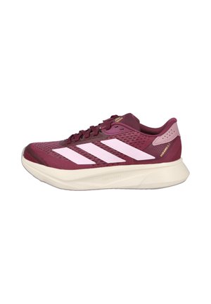 Zapatilla de correr color marrón oscuro con franjas rosas claras de Adidas, cordones frontales, suela blanca acolchada y texto "Duramo SL" en el lateral del talón.