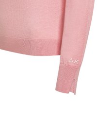 Maglione rosa lavorato a maglia con polsini e orlo a coste. Presenta spacco laterale sul fondo e un piccolo dettaglio del logo sulla manica. Texture liscia.