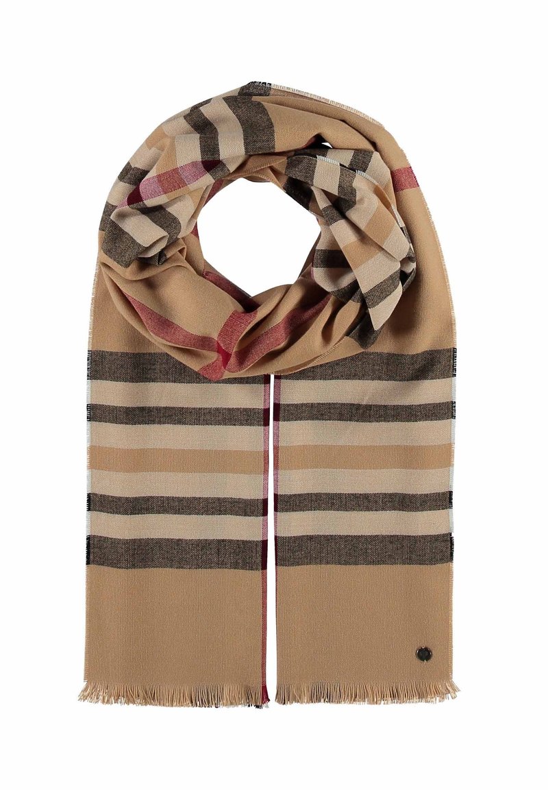 Écharpe beige avec motif à carreaux classique en rayures noires, crème et rouges, bords frangés, et petit emblème rond noir.