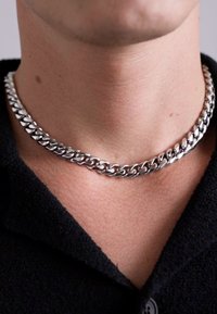 Collana in argento con anelli intrecciati, con una finitura lucida e brillante. Indossata aderente attorno al collo.