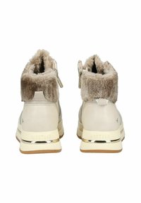 Béžové kotníkové boty s nadýchaným, hnědým umělým kožíškem na kraji, bočním zipem, texturovaným koženým tělem a zlatě akcentovaným podpatkem s logem "MUSTANG".