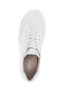 Witte sneaker met een glad leren bovenwerk, ronde neus en textuurelementen. Voorzien van een vetersysteem en een interieur met een merkvoering.