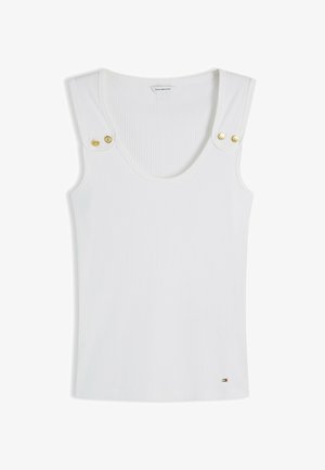 Débardeur blanc côtelé avec larges bretelles fixées par deux boutons dorés de chaque côté, petit logo Tommy Hilfiger près de l'ourlet.