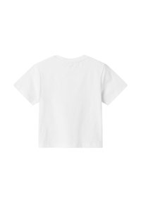 Camiseta de algodón blanca de manga corta con cuello redondo, textura suave y detalle de costura en la parte posterior. Sin estampados ni adornos.