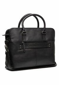 Attaché en cuir noir avec double poignée, fermeture éclair et poche avant. Présente des coutures et un accent logo sur le panneau avant.