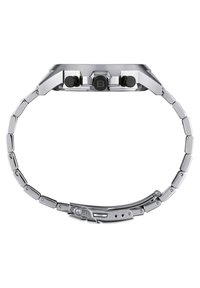 Montre en métal argenté avec un large bracelet à maillons. Boîtier carré, couronne et boutons noirs, finition lisse et accents minimaux.