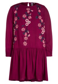 Fuksjowa sukienka z długimi rękawami, okrągłym dekoltem, haftem w różowe i niebieskie kwiaty, marszczonym dołem oraz otwarciem w kształcie łezki na plecach.